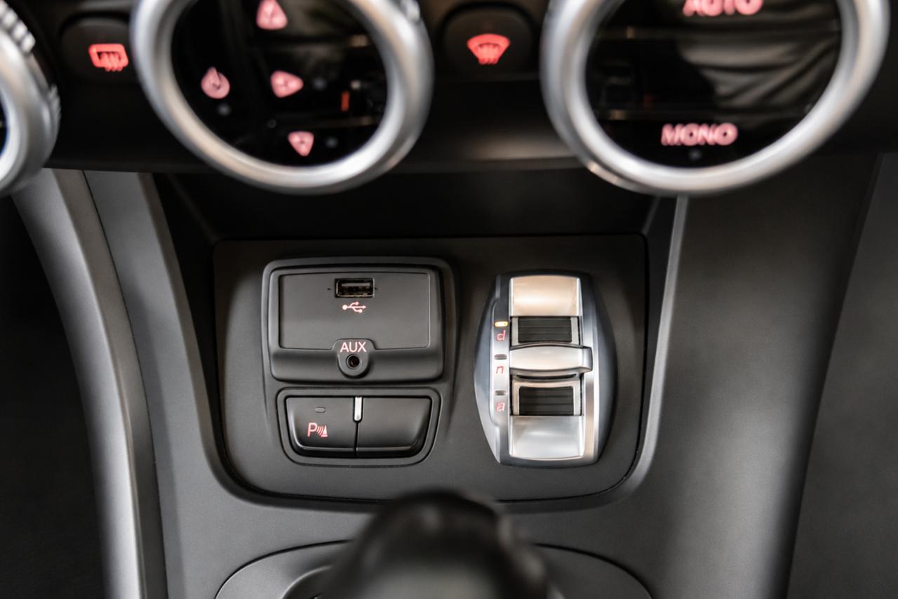 2016 Alfa Romeo Giulietta (27)
