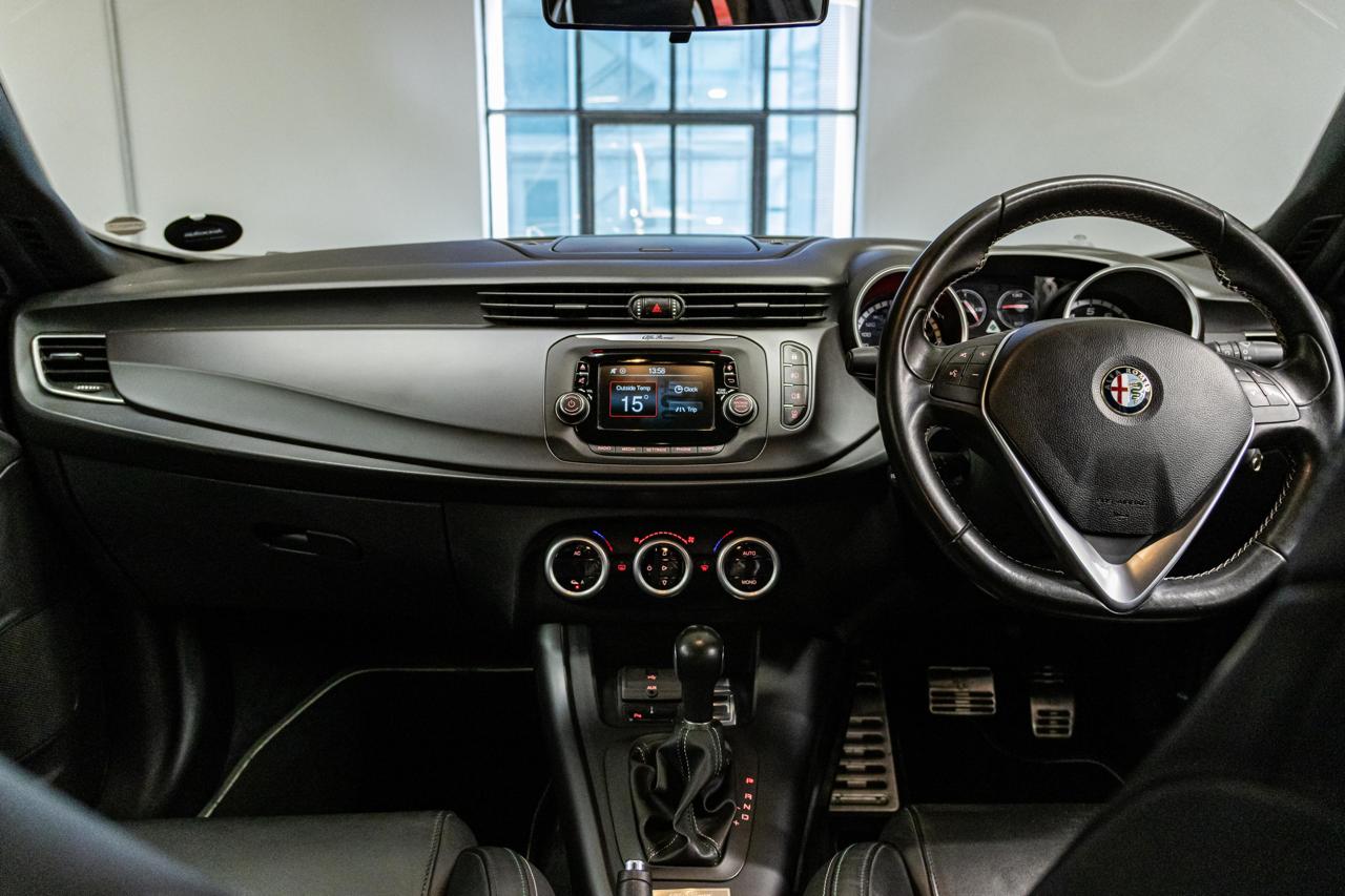 2016 Alfa Romeo Giulietta (28)